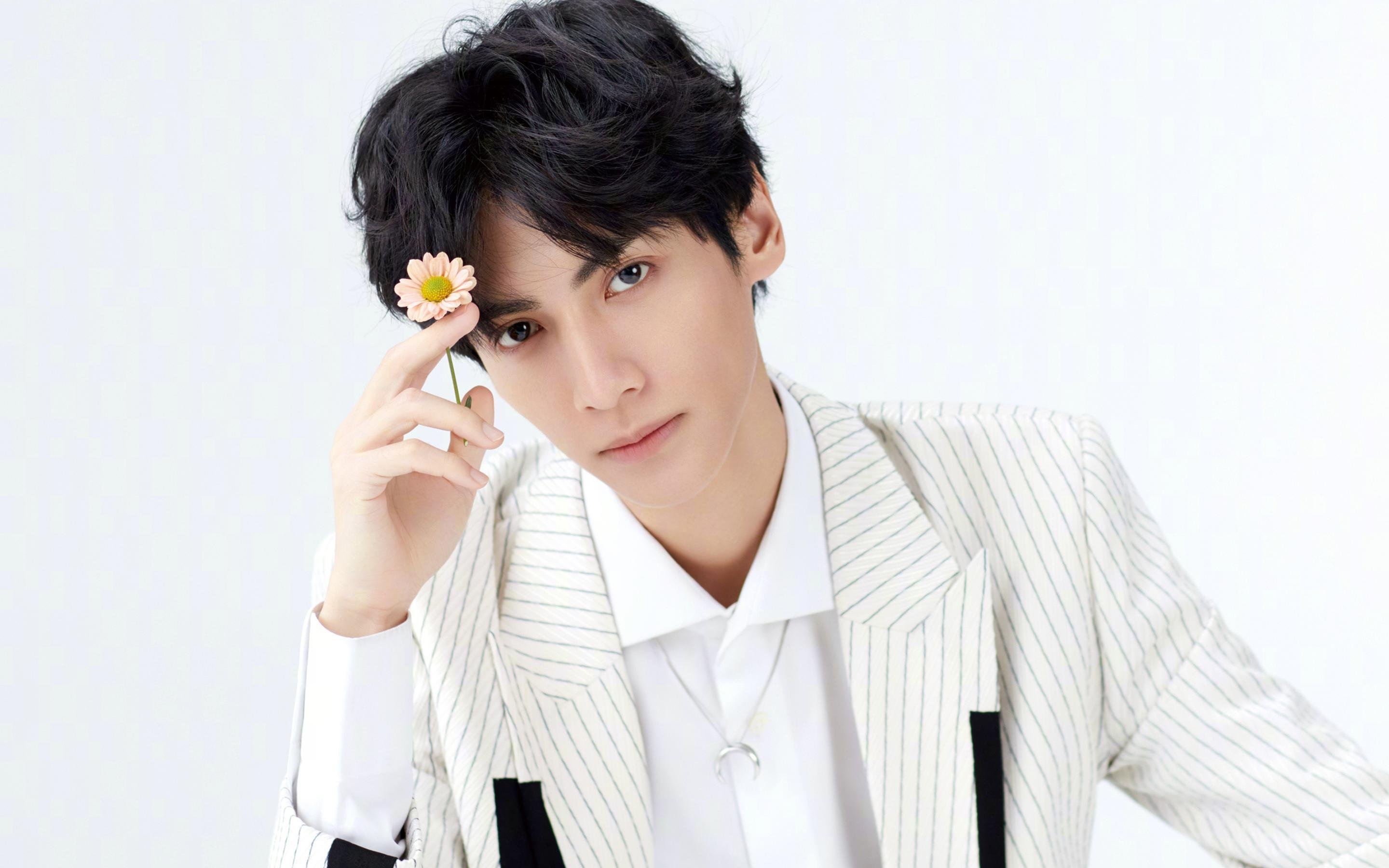 “火热每一秒：激燃的赛车激情”，赛车激烈角逐的场面描写