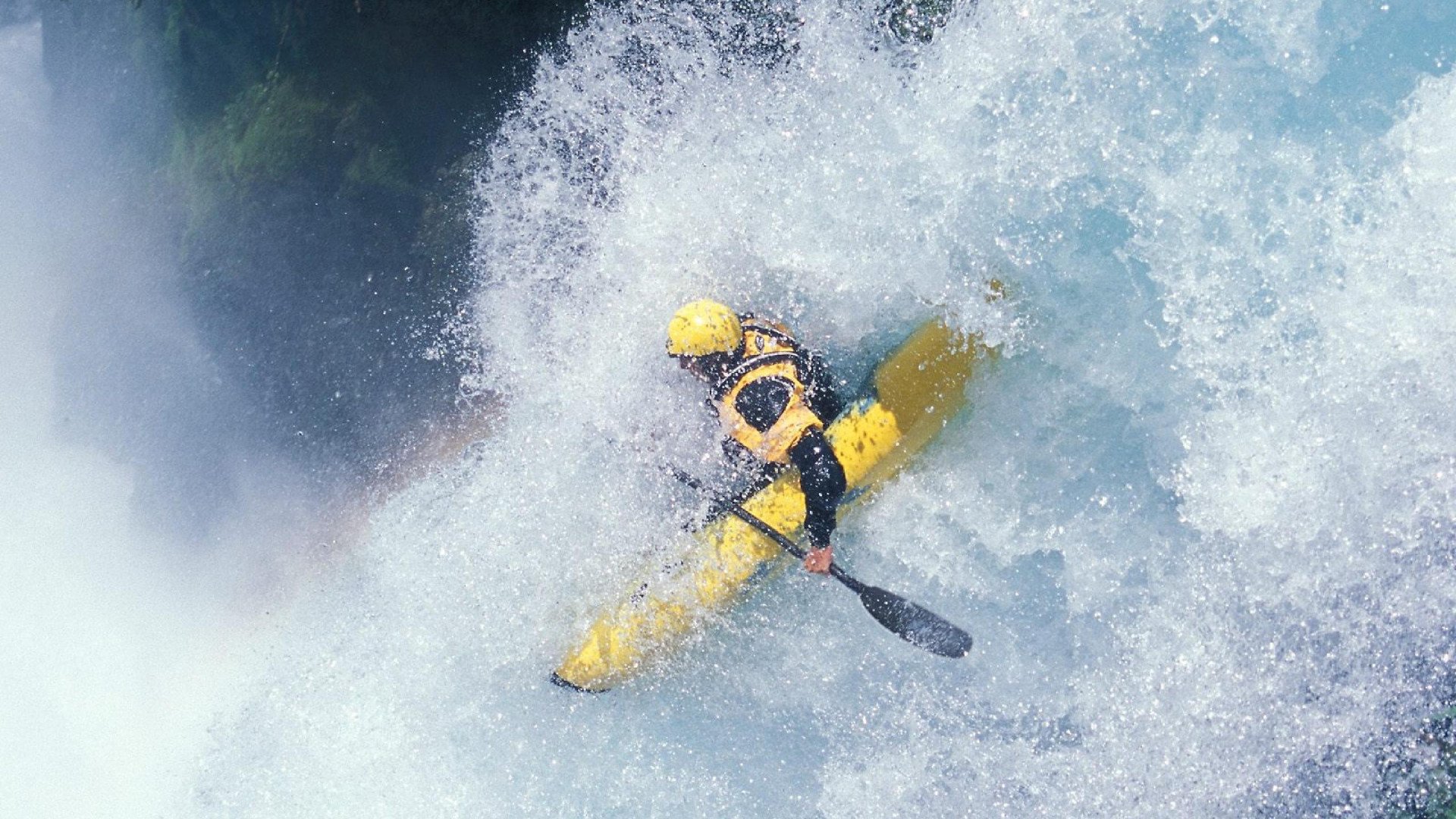 开云备用-9岁滑板选手马泽尔在亚运村收集纪念徽章，称赞冰激凌美味。